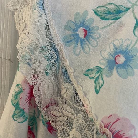 Vintage Robe wrap w/ Lace collar. Side Pockets. Internal tie. Lace sleeves. - Picture 5 of 8
